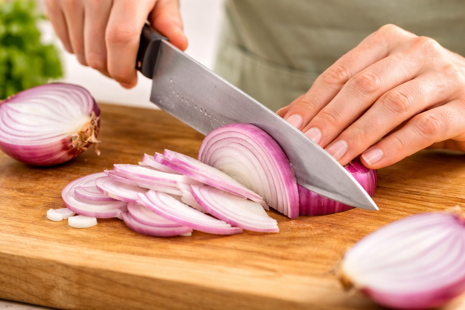 పదునైన కత్తితో ఉల్లిపాయలు తరిగడం